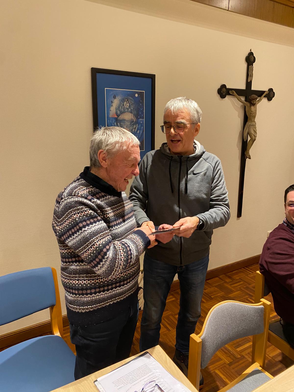 Kassenwart Helfried Roth überreicht dem scheidenden 1. Vorsitzenden Bernhard Wolpers einen Gutschein vom GOP.